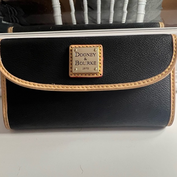 Black Dooney & Bourke Wallet - Picture 1 of 6